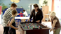 Kinder spielen am Kicker