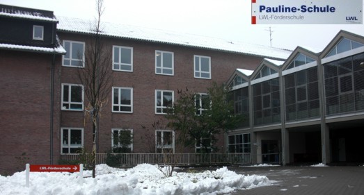 Schulgeb�ude im Winter