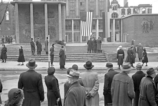 Die neu gegr�ndeten Amerikah�user sollten nach der Zeit des Nationalsozialismus demokratische Kultur und Werte vermitteln und waren ein Element der amerikanischen Politik der �re-education�. Als sich der Ost-West-Konflikt versch�rfte, verfolgten die Amerikaner eine Ann�herung auf kulturellem Gebiet. Es galt, dem neuen B�ndnispartner ein positives Amerikabild n�her zu bringen. Er�ffnung des Amerika-Hauses in Essen 1952.