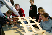 Kinder experimentieren bei der Mathe-Ausstallung