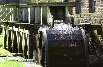 Das Bild zeigt ein Wasserrad im Freilichtmuseum