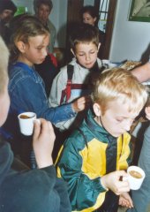 Das Bild zeigt Kinder bei der Mitmachaktion Muckefuck.