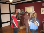 Das Bild zeigt eine Gruppe junger Besucherinnen und Besucher in der neuen Ausstellung