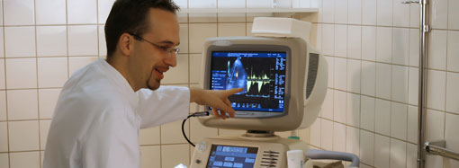 Arzt bei Ultraschalluntersuchung Arzt bei Ultraschalluntersuchung