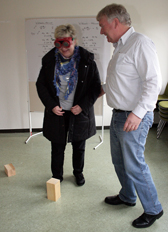 LWL-Suchtbeauftragter Hans Günter Neuer stellt Heike Schlüter und Stephanie Knop (von links) die Ausstellung „4 MIN 15 SEK – Momentaufnahmen vom Rauchen“ vor.