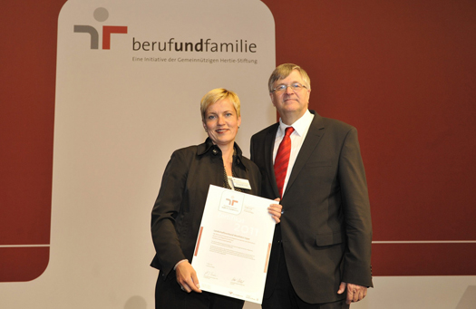 Leiterin Kunigunde Hundt nimmt das Zertifikat entgegen Leiterin Kunigunde Hundt nimmt das Zertifikat entgegen