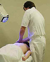 Herr Busch massiert einen Patienten. Herr Busch massiert einen Patienten.