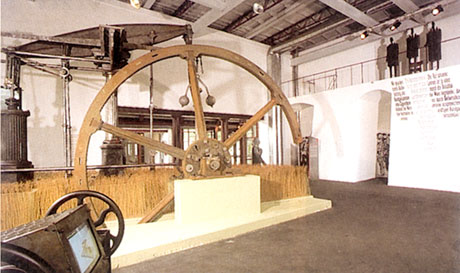 Der erste Raum im Museum<br>mit der �ltesten Dampfmaschine Bielefelds von 1842