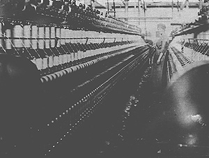 Spinnmaschine in der Textilfabrik <em>Cromford</em> in Ratingen, um 1920