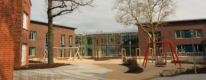 Schulhof und Schulgeb�ude