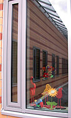 Bunte Holzwerkstücke auf einer Fensterbank Bunte Holzwerkstücke auf einer Fensterbank