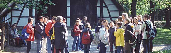 Eine Besuchergruppe bei einer Museumsf&uuml;hrung