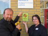 Jürgen Noldes und Siegrun Hüther mit dem neuen Siegel Jürgen Noldes und Siegrun Hüther mit dem neuen Siegel