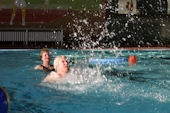 Die Schwimmbadaufsicht anmiert... Die Schwimmbadaufsicht anmiert...