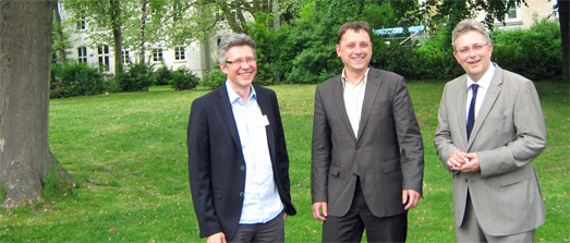 Prof. Assion, Prof.Plewnia, Prof. Folkerts (von links nach rechts) Prof. Assion, Prof.Plewnia, Prof. Folkerts (von links nach rechts)