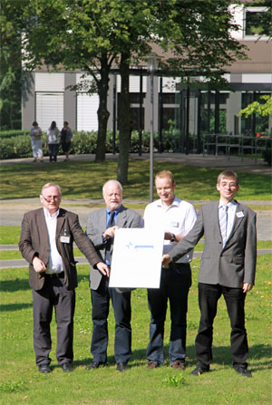 Bastian Hornemann übergibt das neue KTQ-Zertifikat an die Mietglieder der Betriebsleitung Bastian Hornemann übergibt das neue KTQ-Zertifikat an die Mietglieder der Betriebsleitung
