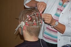 Foto zeigt EEG-Untersuchung