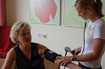 Foto zeigt Blutdruckmessung