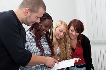 Foto zeigt Schülerinnen und Schüler Foto zeigt Schülerinnen und Schüler