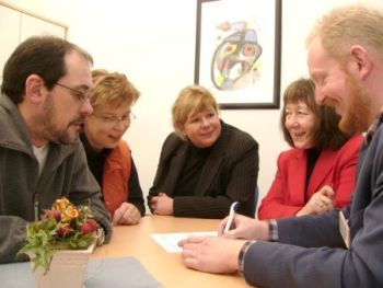 Foto zeigt Besprechung von Schulleitung und Lehrern