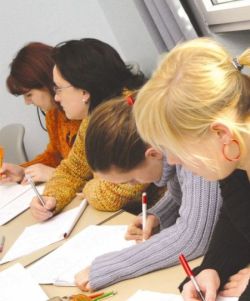 Foto zeigt Sch�ler/-innen am Schreibtisch