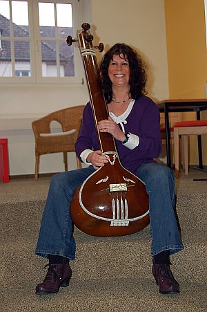 Foto zeigt Musiktherapeutin mit indischem Instrument Foto zeigt Musiktherapeutin mit indischem Instrument