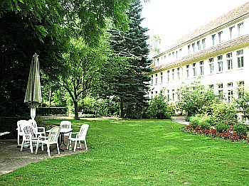 Foto zeigt Garten und Geb�ude von Haus 23.2