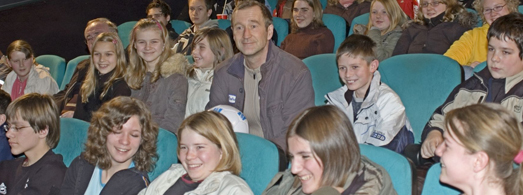 Das Bild zeigt Besucher des Schulkinoprojekts 'Im Kino NRW erleben', gemeinsam mit dem Schauspieler Peter Lohmeyer. Foto: LWL Das Bild zeigt Besucher des Schulkinoprojekts 'Im Kino NRW erleben', gemeinsam mit dem Schauspieler Peter Lohmeyer. Foto: LWL