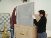 Das Bild zeigt zwei Mitarbeiter des LWL beim Einpacken eines Gem�ldes. Foto: LWL
