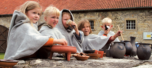 Das Bild zeigt Kinder in der Stiftung Kloster Dalheim. Foto: Landesmedienzentrum Baden-Württemberg. Das Bild zeigt Kinder in der Stiftung Kloster Dalheim. Foto: Landesmedienzentrum Baden-Württemberg.