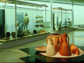 Das Bild zeigt einige Tonvasen. Foto: LWL-Museum für Archäologie