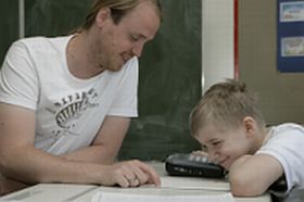 Timo mit einem seiner Lehrer und Talker im Unterricht