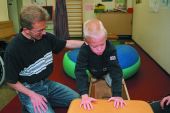Foto: Körperbehinderter Schüler mit Physiotherapeut