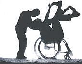 Person im Rollstuhl mit Begleitperson