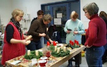 Dezember 2010: Einige Eltern treffen sich zum Basteln von Adventskränzen im Werkraum Dezember 2010: Einige Eltern treffen sich zum Basteln von Adventskränzen im Werkraum