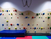 Die neue Kletterwand befindet sich im Therapiebereich. Die neue Kletterwand befindet sich im Therapiebereich.