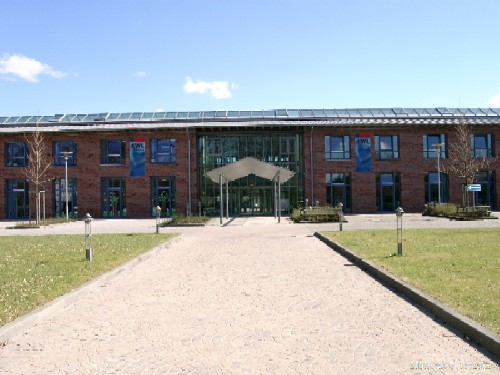 Der Blick auf den Haupteingang der L�chterschule