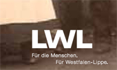 Bildausschnitt: weißes Logo auf unruhigem Hintergrund
