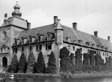 Schloss Anholt: Vorburg mit begrünter Fassade, um 1940?