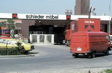 Holzverarbeitende Industrie in Schieder: Firma Schieder Möbel, Werksgelände mit Fuhrpark