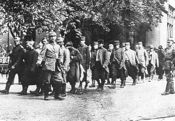 Kriegsjahr 1914: Kolonne von französischen Kriegsgefangenen in Frankfurt am Main