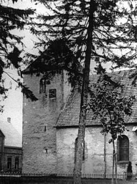 St. Agatha-Kirche, Romanik: Seitenansicht mit Grabdenkmal der Fürstin Amalia von Gallitzin aus dem Jahre 1806, Ansicht nach Renovierung in den 1950er Jahren