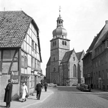 Ev. Jakobi-Kirche: eingezogener Westturm mit barocker Haube