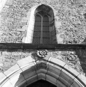 Ev. Jakobi-Kirche: Lippische Rose am Südportal