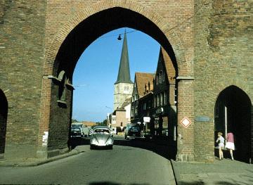 Blick durch das Lüdinghauser Tor zur Kirche