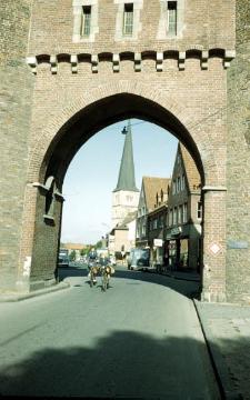Blick durch das Lüdinghauser Tor auf die kath. Pfarrkiche St. Viktor, um 1960?