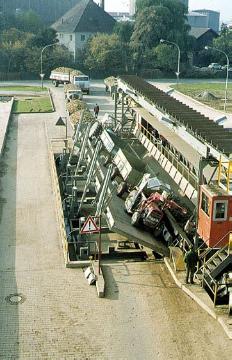Zuckerfabrik Soest: Beladene Anhänger beim Befahren der Transportanlage