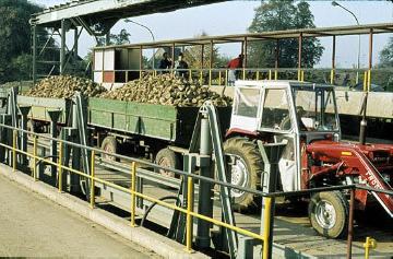 Zuckerfabrik Soest: Beladene Anhänger auf der Transportanlage