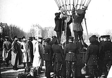 Startvorbereitungen einer Gasballonfahrt: Anklammern der Gondel an den Ring des Ballons, undatiert, um 1905?
