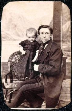 Friedrich Hundt, Familie: Schwiegersohn Dr. Bernhard Schellen mit Söhnchen Fritz?, ab 1861-1868 verheiratet mit Tochter Sophia Hundt - Atelieraufnahme, undatiert, 1860er Jahre (Papierfotografie)